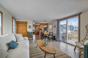 Smart TV - Best of both worlds. Views of the Ocean with tranquility of the Wells Marsh. (Wells)