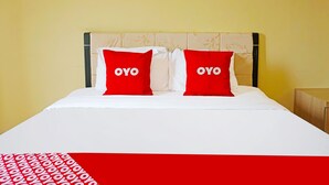 Deluxe Double Room | Desk, laptop workspace, bed sheets - OYO 91580 Kost Bougenville Syariah (Madiun)