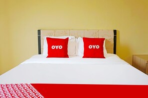Deluxe Double Room | Desk, laptop workspace, bed sheets - OYO 91580 Kost Bougenville Syariah (Madiun)