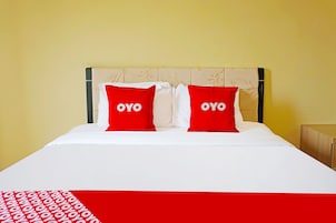 Quarto casal luxo | Escrivaninha, espaço de trabalho para notebook, roupa de cama