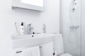 Estudio Confort | Baño | Secadora de cabello y toallas 