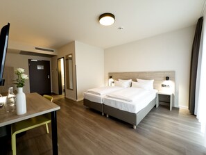 Chambre familiale double | Bureau, espace de travail pour ordinateurs portables