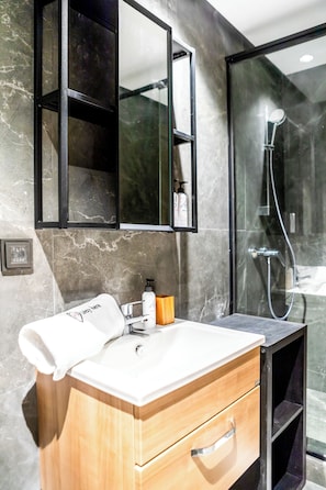 Premium Apartment | Bathroom | Shower, rainfall showerhead, hair dryer, towels - StayHere Casablanca - Gauthier Loft Living (Casablanca)