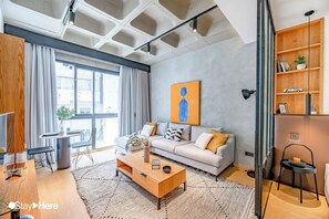 Appartement Panoramique | Coin séjour | TV connectée de 46 pouces avec chaßnes par satellite, télévision
