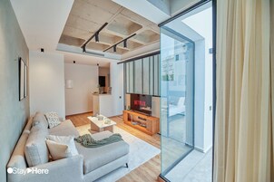 Apartamento superior | Zona de estar | Smart TV de 46 pulgadas con canales por satélite, una televisión