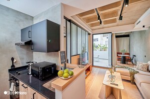Apartamento superior | Cocina privada | Frigorífico, microondas, máquina de café espresso y cafetera o tetera