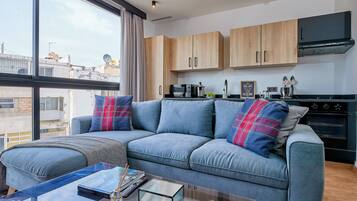 Appartement Supérieur | Coin séjour | TV connectée de 46 pouces avec chaßnes par satellite, télévision