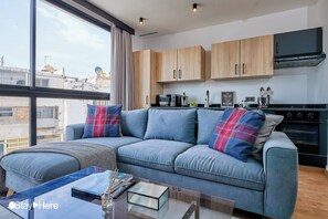 Leilighet – superior | Oppholdsområde | En 46-tommers smart-TV med Parabol-TV samt TV