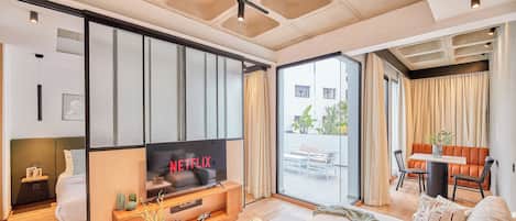 Apartament superior | Sala d'estar | Televisor intel·ligent de 46 polzades amb canals per satèl·lit