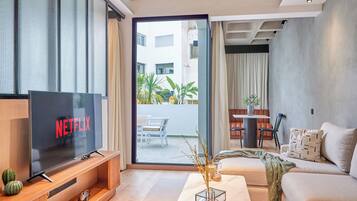 Appartamento Superior | Area soggiorno | Smart TV 46 pollici con canali satellitari, TV