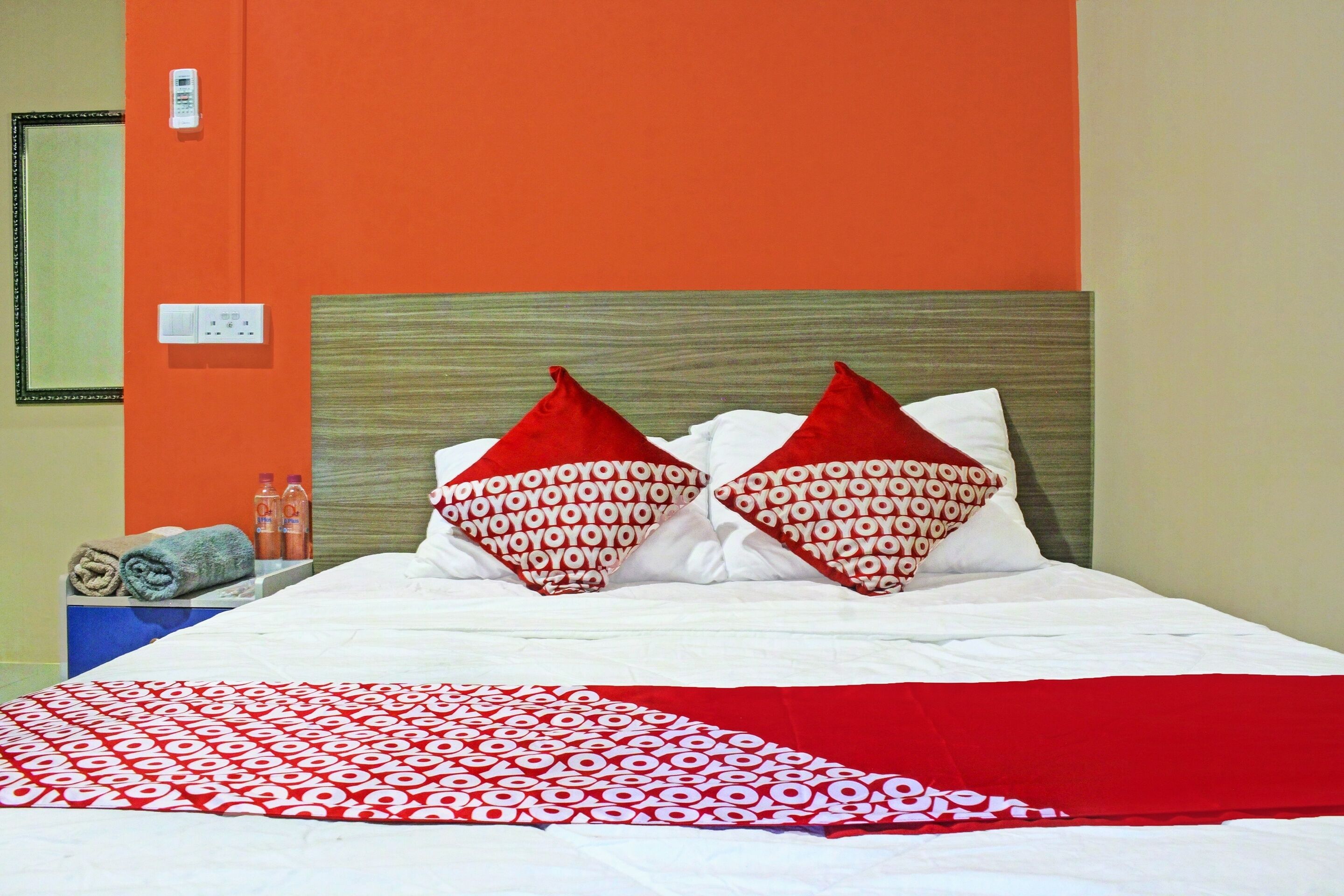 Laptop workspace, blackout curtains, free WiFi, bed sheets