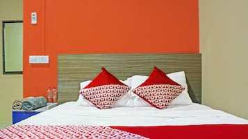 Laptop workspace, blackout curtains, free WiFi, bed sheets