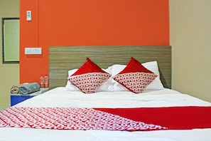 Laptop workspace, blackout curtains, free WiFi, bed sheets - Hotel O Homestay Daniel 76NearTaman Hijau Karimun (Lubukpuding)