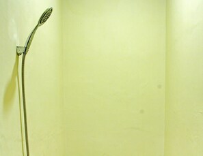 Deluxe Double Room | Bathroom | Shower, towels
