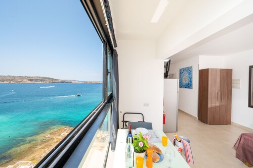 Islet Promenade Studio with Hot Tub and Panoramic Sea Views by GetawaysMalta