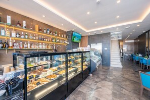 Breakfast, lunch and dinner served  - Islet Promenade Studio with Hot Tub and Panoramic Sea Views by GetawaysMalta (St. Paul's Bay)