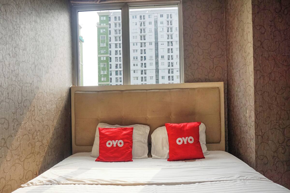 Blackout drapes, WiFi (free), bed sheets