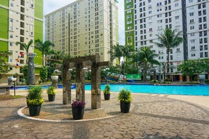 Outdoor pool - Capital O 91651 Independent99 Near Kalibata city square (Jakarta)