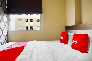 Blackout curtains, free WiFi, bed sheets - Capital O 91651 Independent99 Near Kalibata city square (Jakarta)