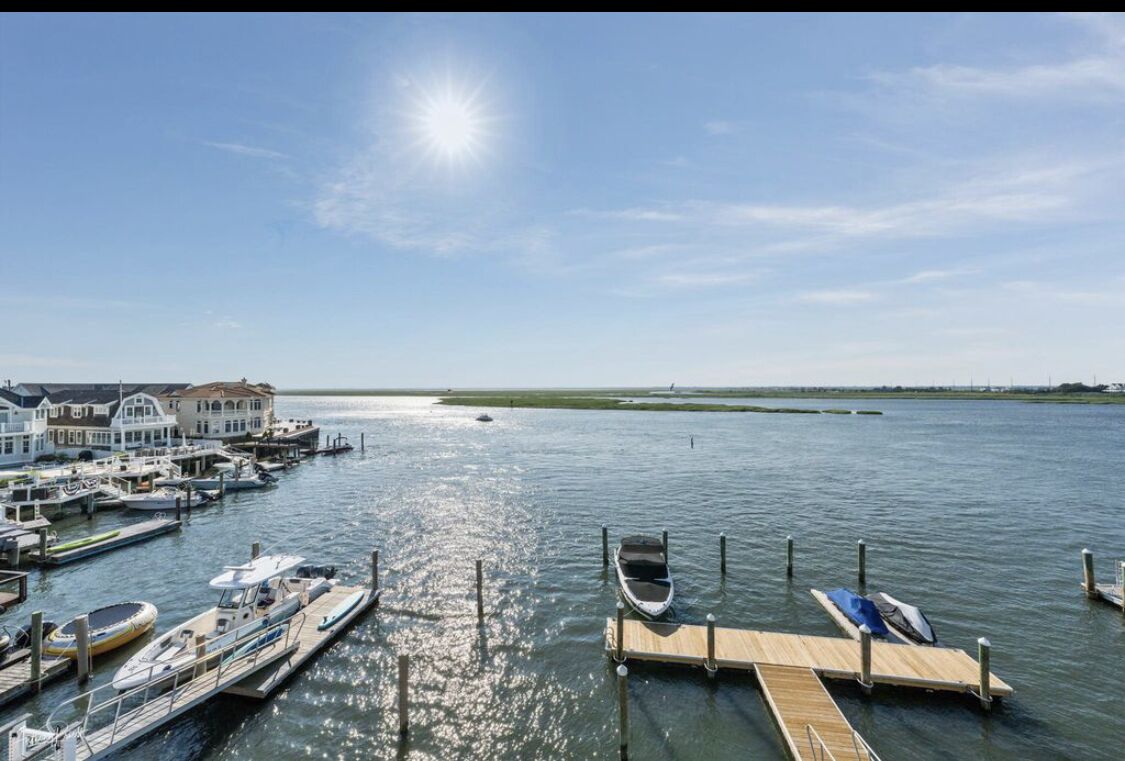 Beautiful Bayfront Condo close to town and beach in Stone Harbor! Sunsets! 
