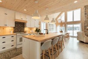 Fridge, microwave, oven, stovetop - Le Chardonnay – Spa, Ski Montcalm & Winter Forest (Chertsey)