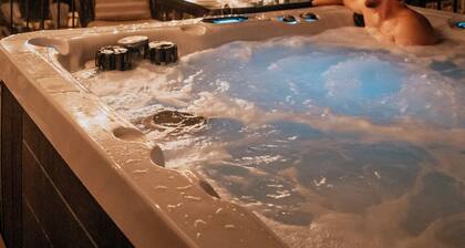 Le Chardonnay – Chalet with Private Spa, Lake Access.