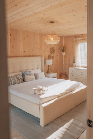 5 bedrooms, desk, WiFi, bed sheets