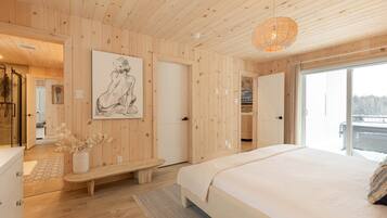 5 bedrooms, desk, travel crib, WiFi