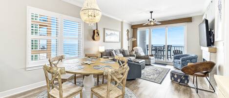 Smart-TV, peis, DVD-spiller og bøker