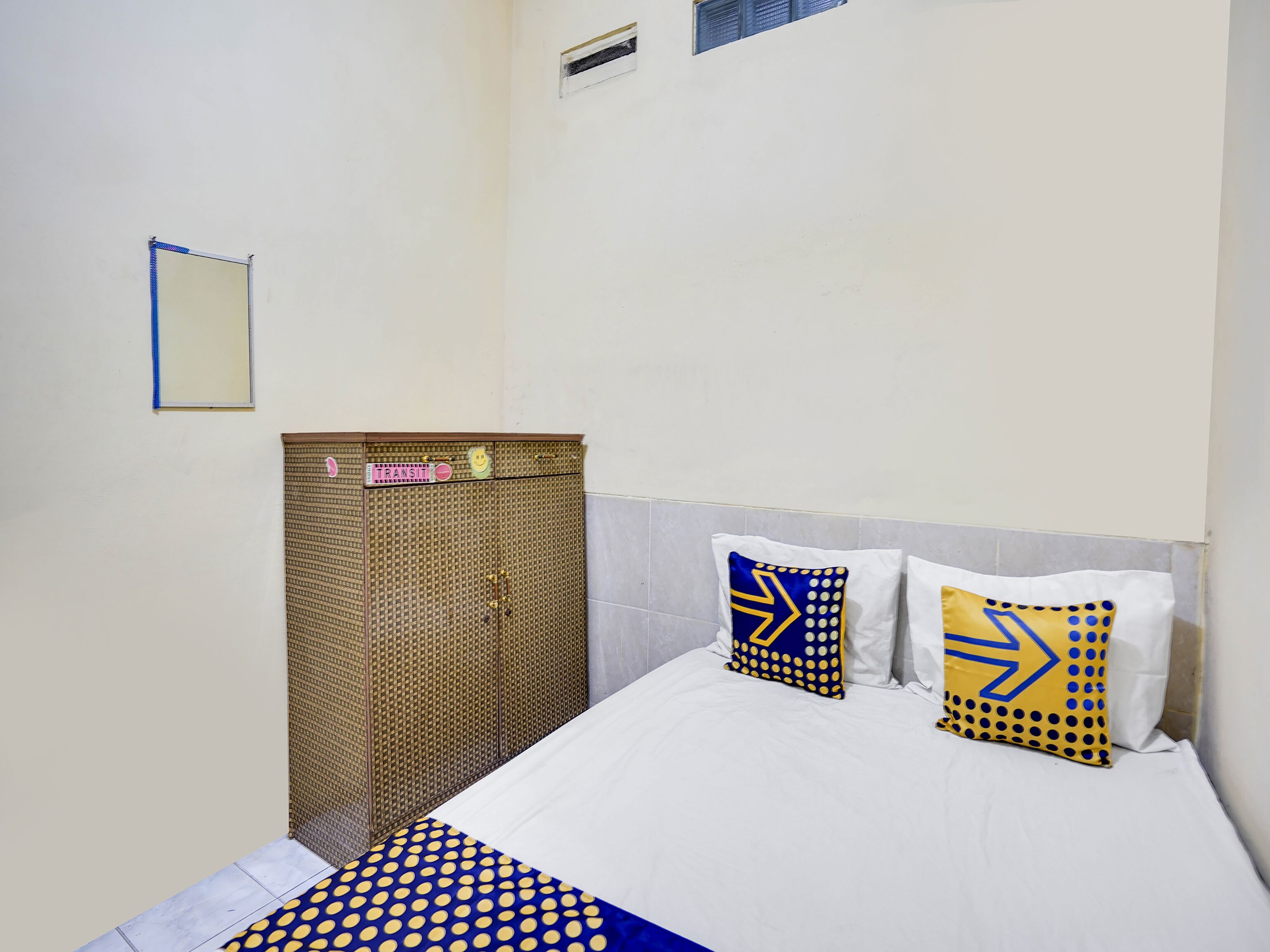 Desk, free WiFi, bed sheets
