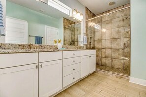 Ensemble douche/baignoire, sèche-cheveux, serviettes fournies