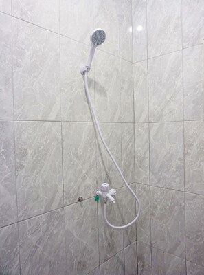 Standaard tweepersoonskamer | Badkamer | Een douche, handdoeken