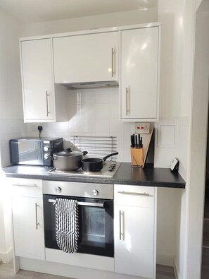 Private kitchen - Lovely house in Medway - Free parking, sleeps up to 8 (Chatham)