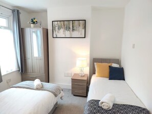 3 bedrooms, WiFi, bed sheets - Lovely house in Medway - Free parking, sleeps up to 8 (Chatham)