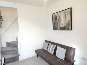 Living area - Lovely house in Medway - Free parking, sleeps up to 8 (Chatham)