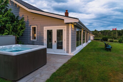 Waterfront LUXURY Guesthouse + Spa Amenities, near Martinique Beach