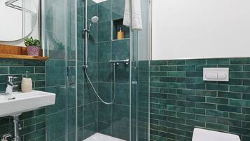 Dusche, Haartrockner, Handtücher, Seife