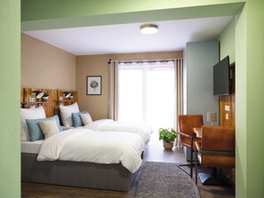 セーフティボックス (室内)、デスク、ノートパソコン用作業スペース、遮光カーテン