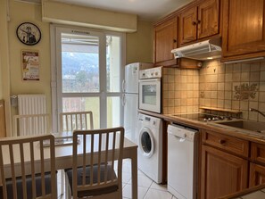 Kjøleskap, ovn, kokeplater og oppvaskmaskin