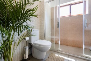 Suite estudio superior | Baño | Regadera, regadera tipo lluvia, secadora de cabello, toallas 