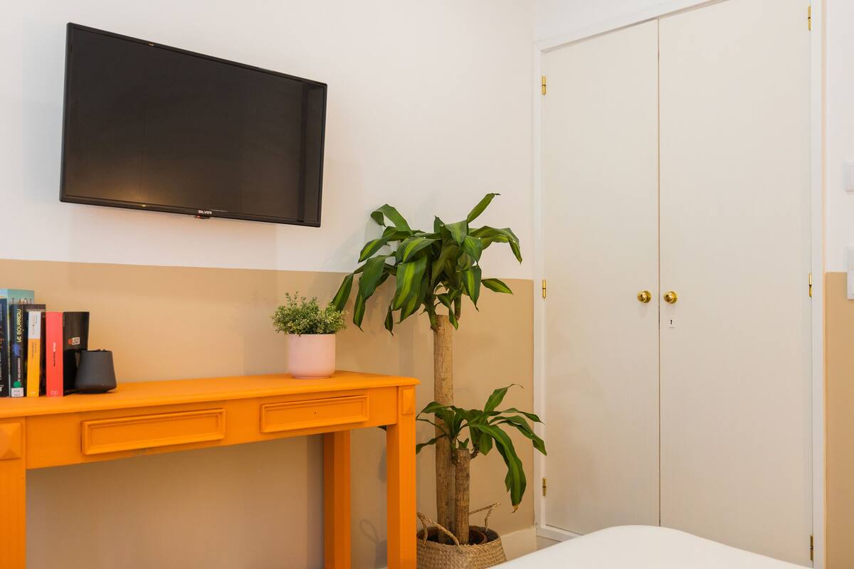 Economy Tek Büyük Yataklı Oda | Kaliteli yatak takımı, ütü/ütü masası, ücretsiz kablosuz İnternet