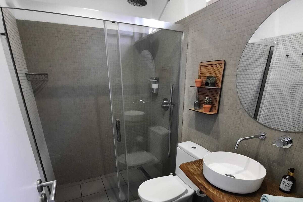 Premium Stüdyo | Banyo | Duş, geniş duş başlığı, saç kurutma makinesi, havlu