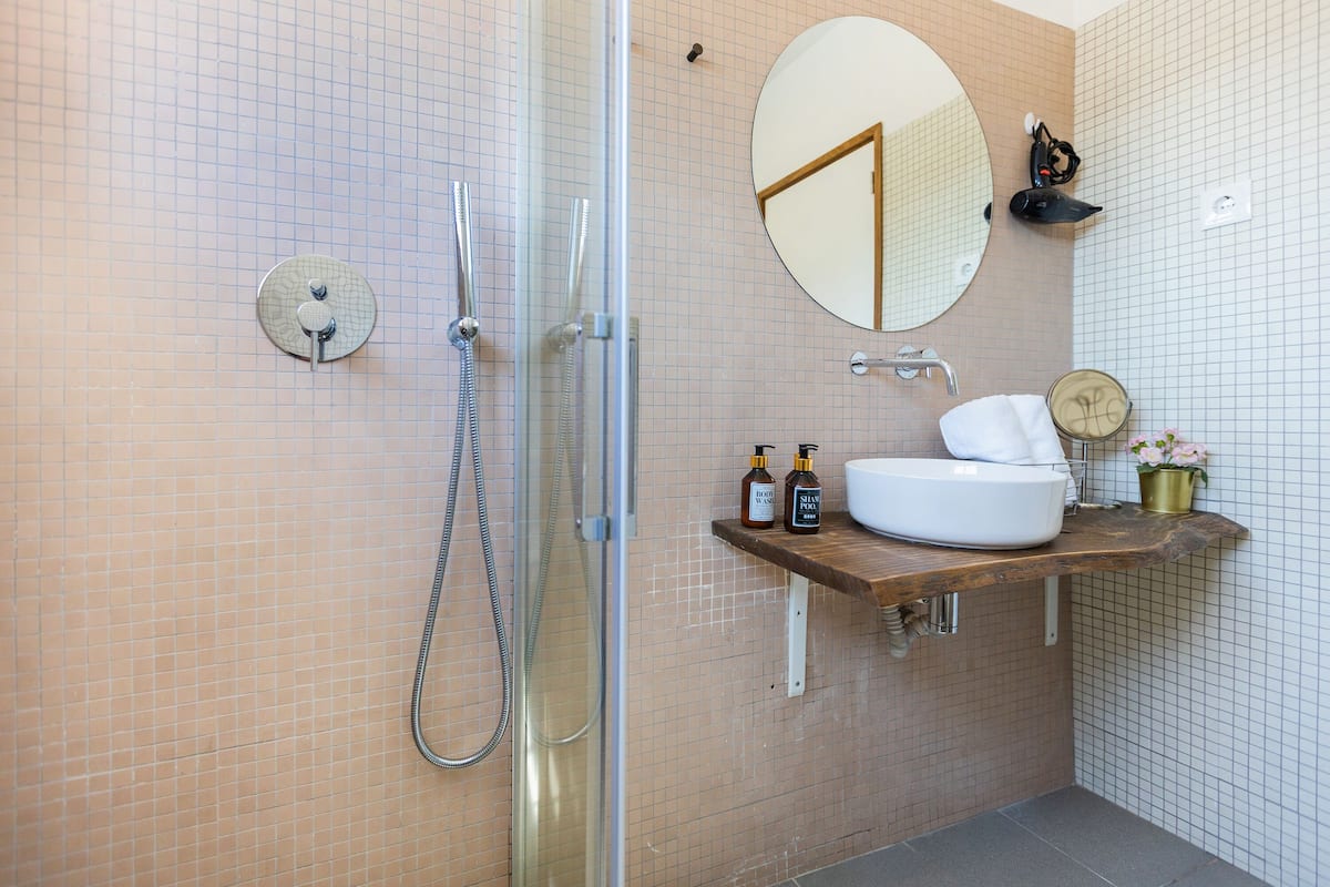 Superior Stüdyo Süit | Banyo | Duş, geniş duş başlığı, saç kurutma makinesi, havlu