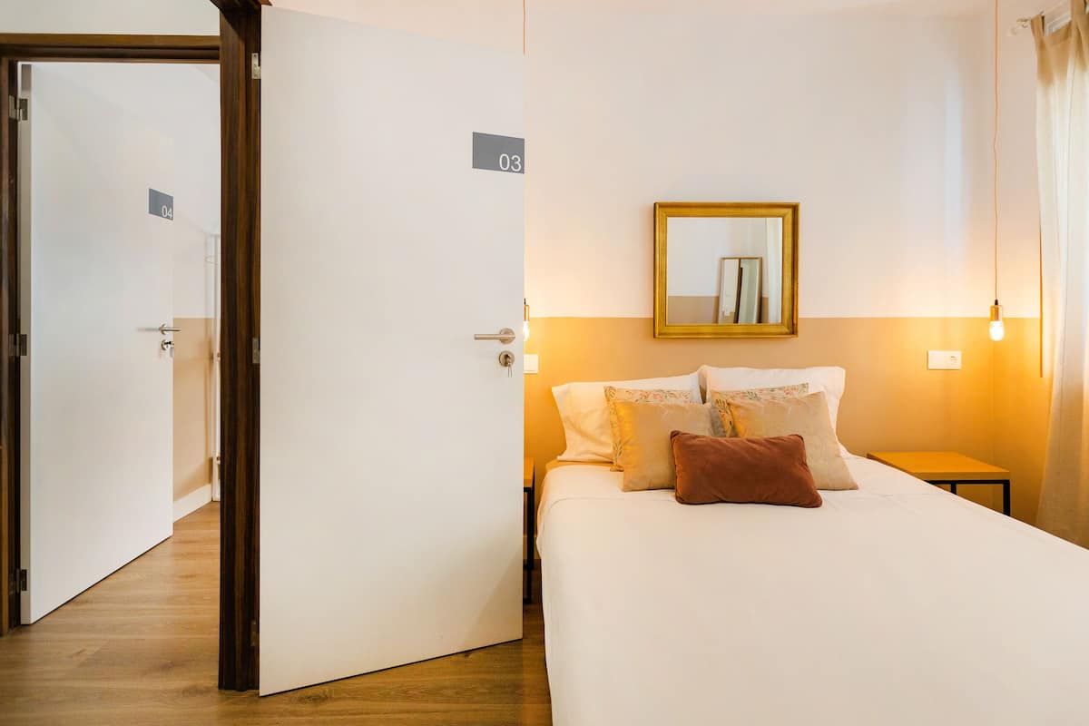 Economy Tek Büyük Yataklı Oda | Kaliteli yatak takımı, ütü/ütü masası, ücretsiz kablosuz İnternet