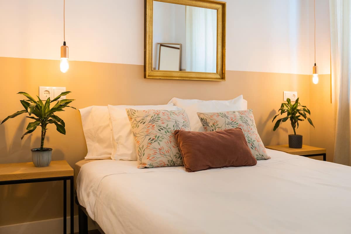 Economy Tek Büyük Yataklı Oda | Kaliteli yatak takımı, ütü/ütü masası, ücretsiz kablosuz İnternet