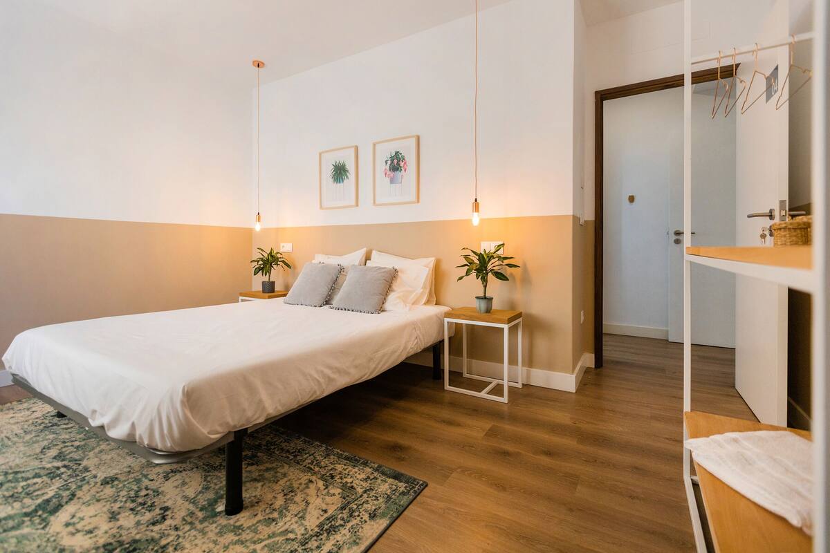 Basic Tek Büyük Yataklı Oda | Kaliteli yatak takımı, ütü/ütü masası, ücretsiz kablosuz İnternet