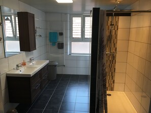Dusch, hårtork, handdukar och toalettpapper