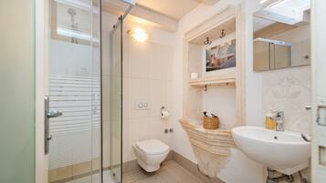 Quarto casal urbano | Banheiro | Chuveiro, toalhas de banho, papel higiênico