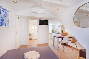 Appartement Romantique | Cuisine privée | Bouilloire électrique, tables à manger