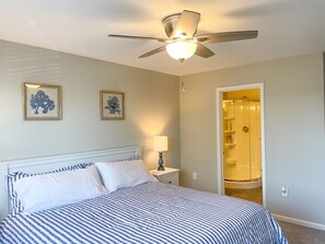 4 makuuhuonetta, työpöytä, silitysrauta/-lauta, vauvan matkasänky